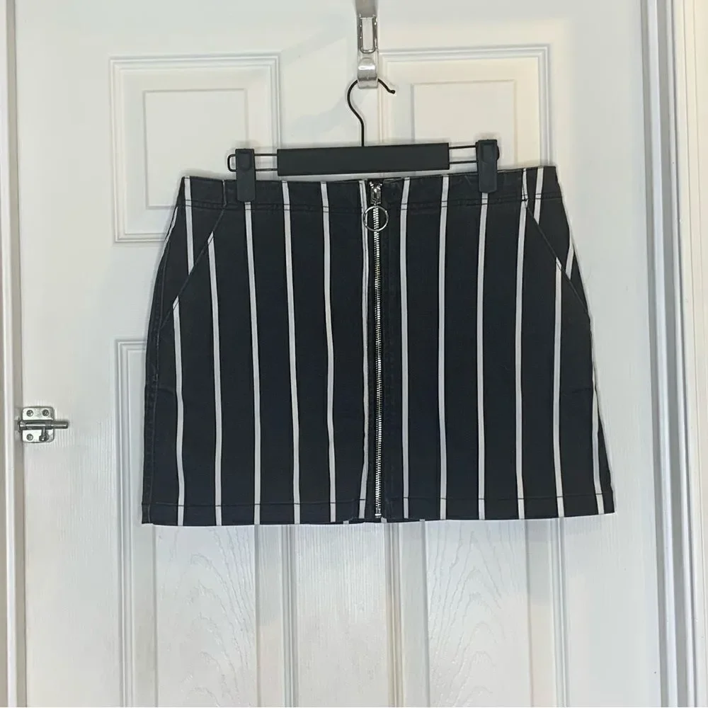 VOLCOM: The Frochickie Skirt Size Medium